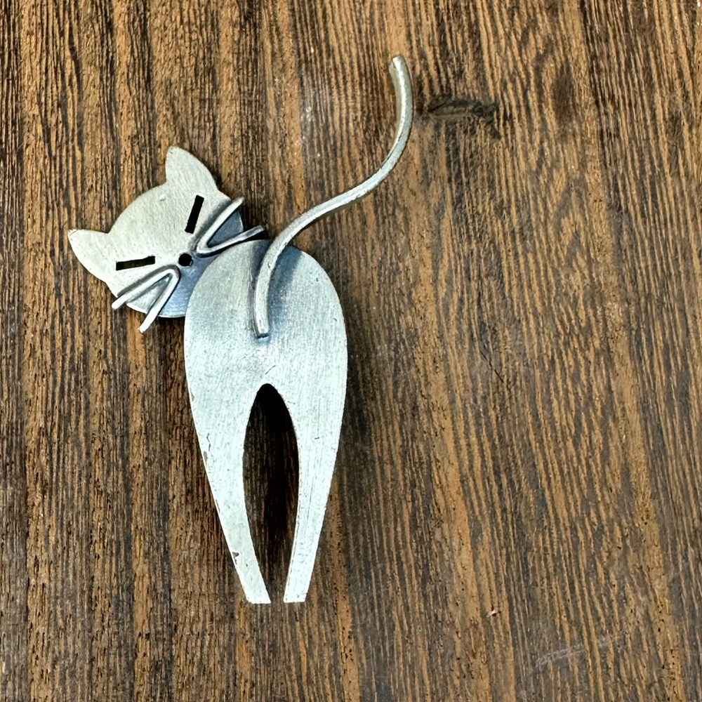 Sterling Silver ?? Vintage Sweet Charming Kitty Cat Modernist Brooch‎ Pinup